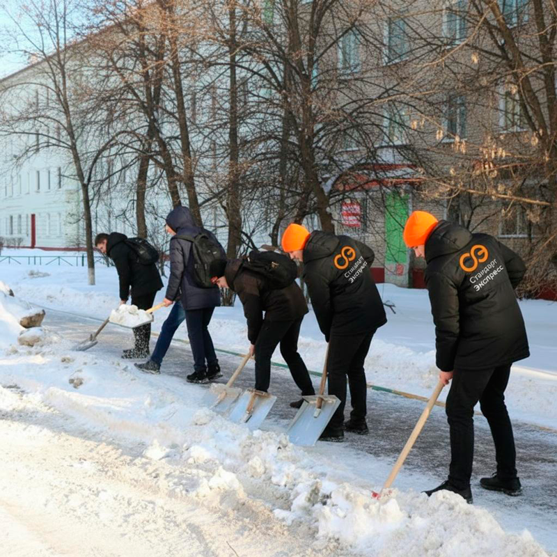 Уборка снега с крыш и территорий в Калязине