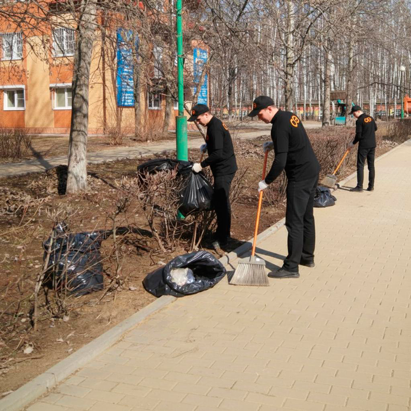 Уборка листьев в Калязине